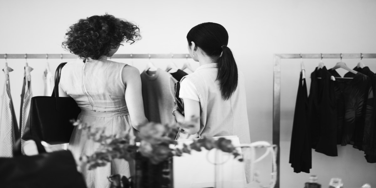 imagem de mulher escolhendo roupa para casamento